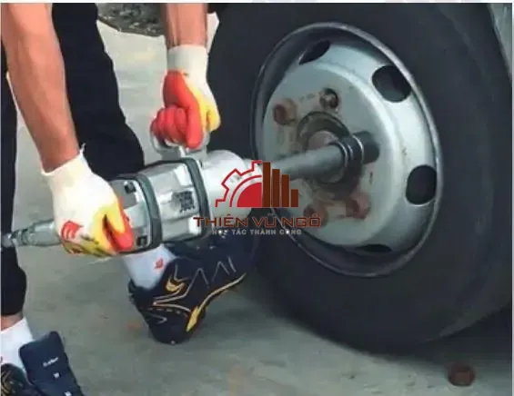 Điểm khác biệt giữa máy đầm bàn và đầm cóc là gì?