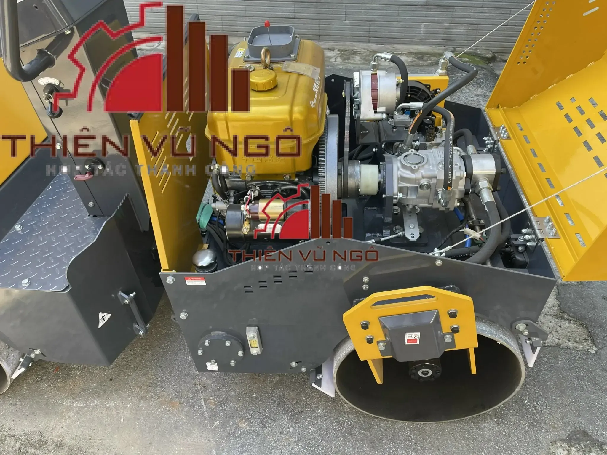 Cho thu&ecirc; xe lu rung 2 b&aacute;nh sắt 1500kg gi&aacute; tốt