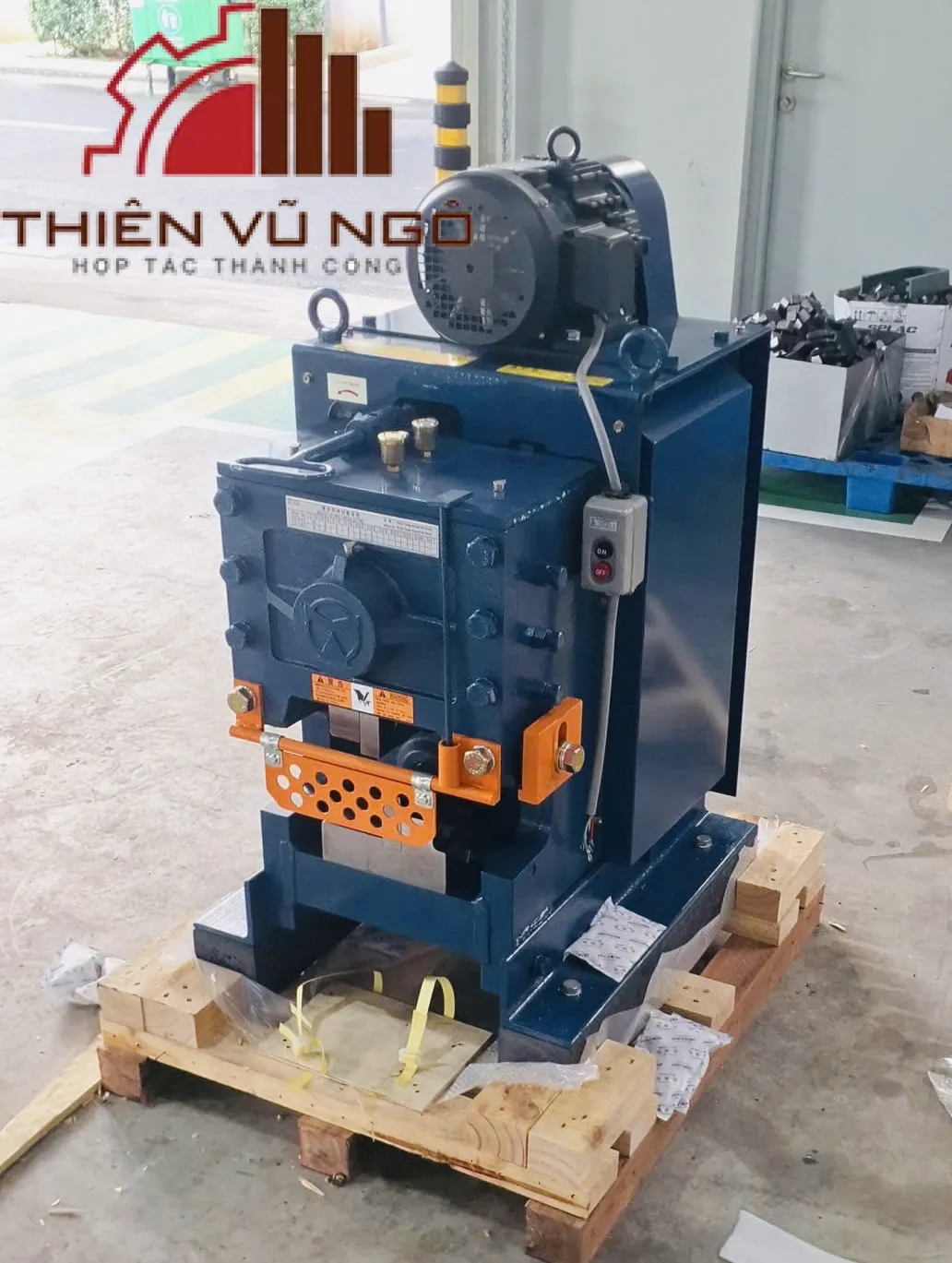 M&aacute;y Cắt Sắt TOYO C-43 