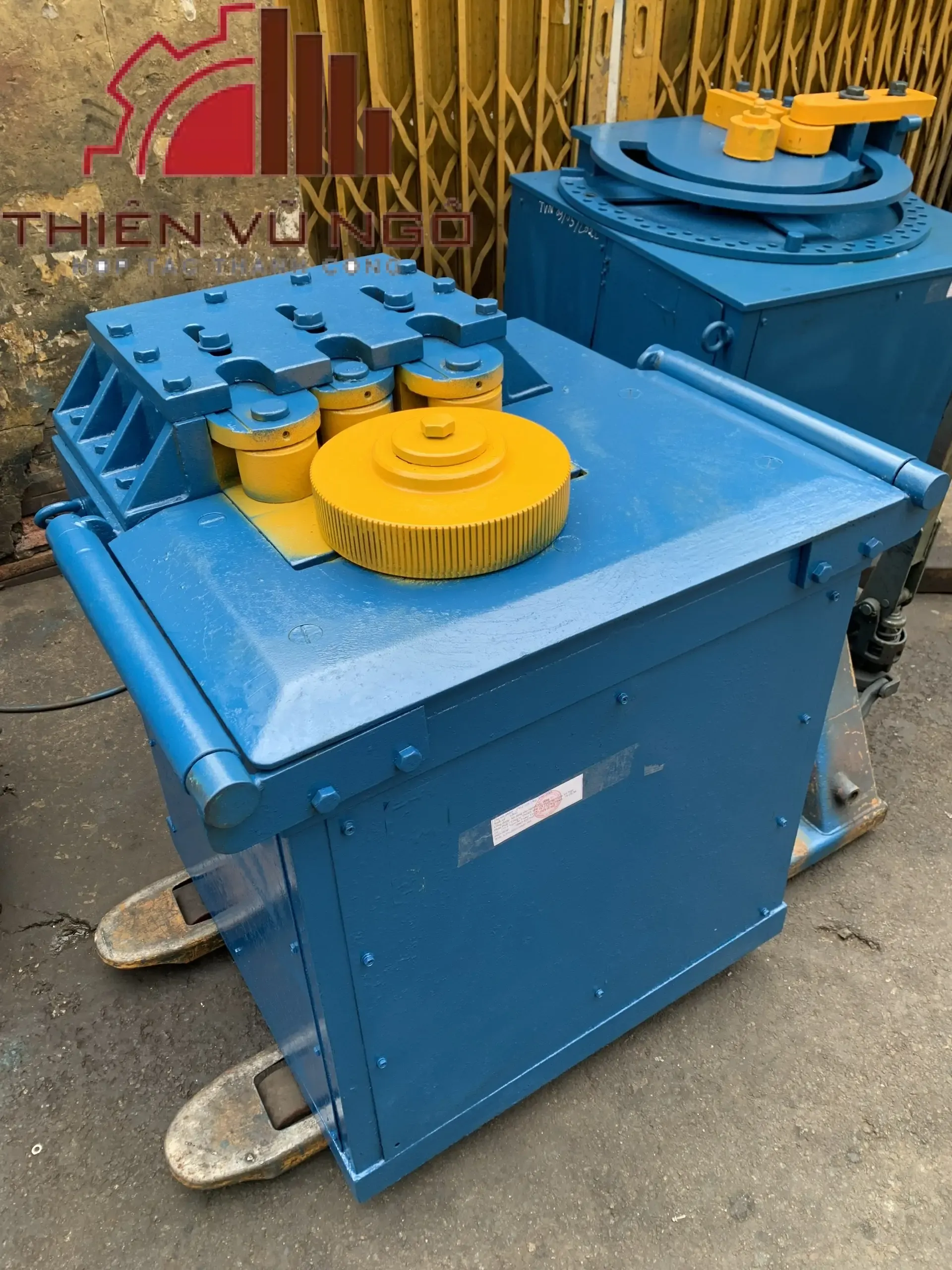 m&aacute;y uốn sắt đai tr&ograve;n TOYO R-32
